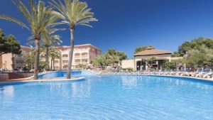 pool-im-hotel-green-garden